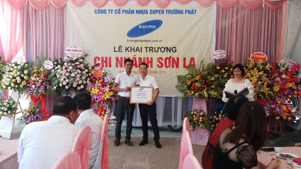 Trong dịp này, Cty đã trao bằng chứng nhận đại diện ủy quyền cho đại diện chi nhánh Sơn La ông Trần Thế Khang.