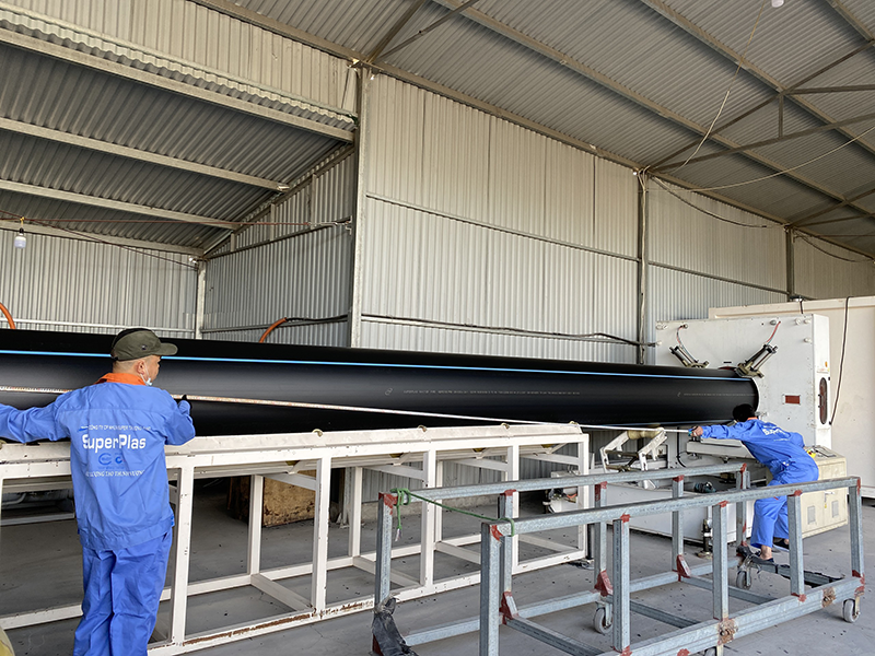 Nhà máy nhựa Super Trường Phát sản xuất ống HDPE số 03 tại Hạ Long đi vào vận hành máy đùn ống.